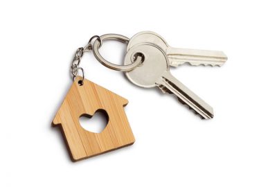 twee sleutels aan houten sleutelhanger voor sleutelbeheer Calpe, Benidorm, La Nucia, Albir, Alfaz, Altea